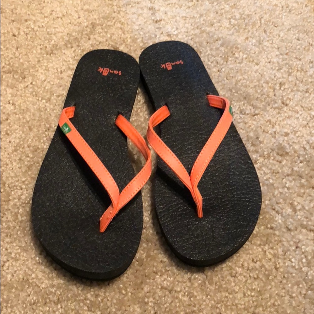 BRAND NEW sanuk flip flops
